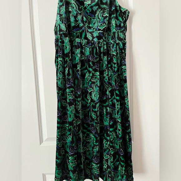 Size 2 velvet dress and eyelash shrug worn twice - Picture 2 of 4